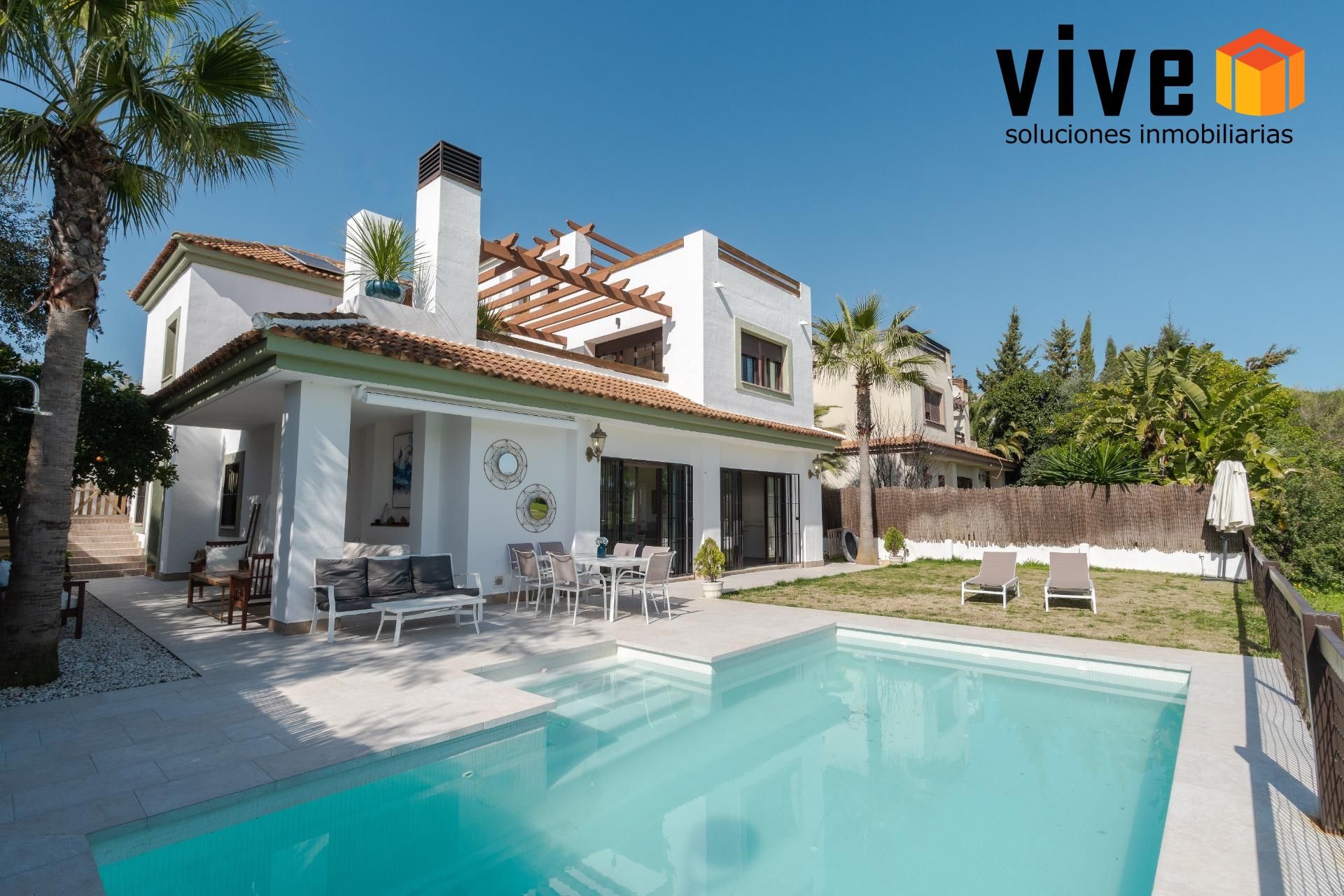 Vista exterior de Casa o chalet en venta en Guillena con Aire acondicionado, Terraza y Piscina