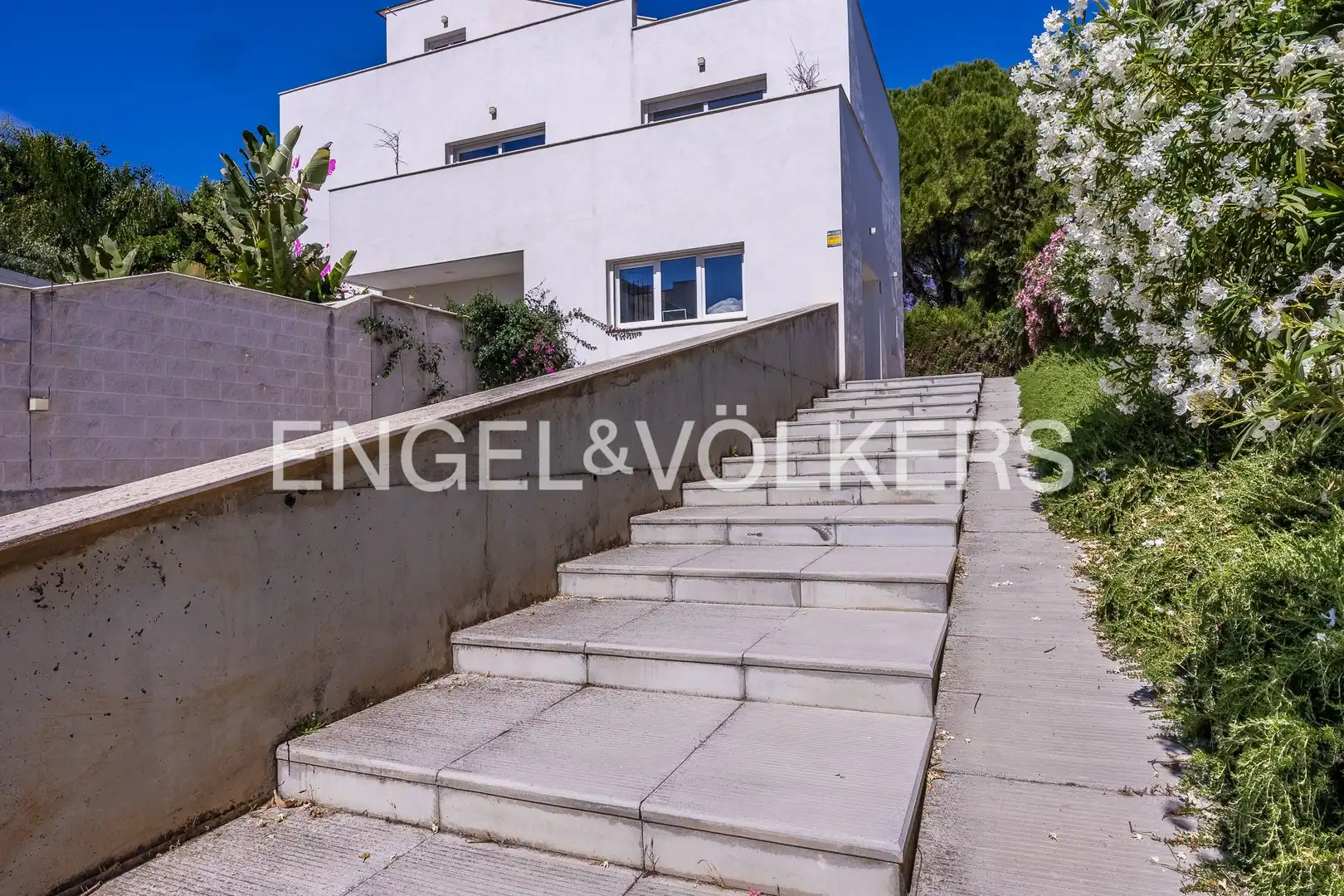 Vista exterior de Casa o xalet en venda en Tomares amb Aire condicionat, Calefacció i Jardí privat