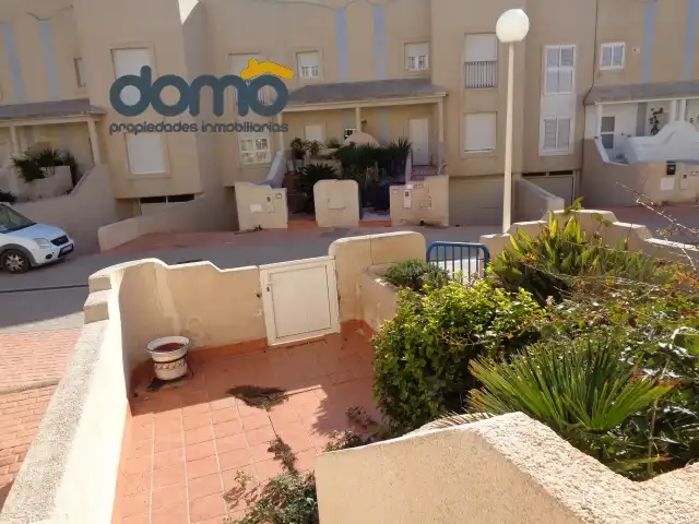 Außenansicht von Einfamilien-Reihenhaus zum Verkauf in El Ejido mit Privatgarten, Terrasse und Abstellraum