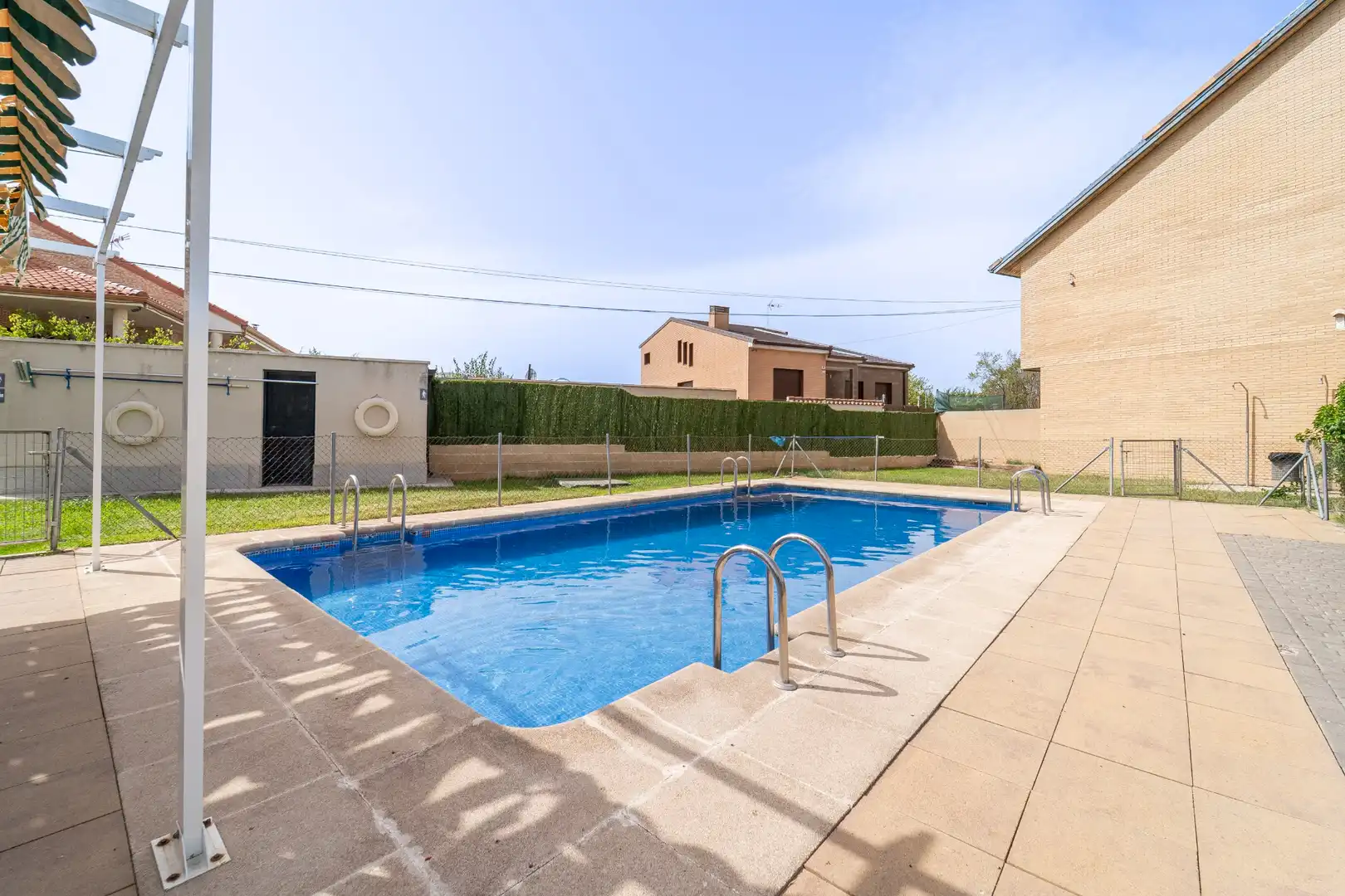 Piscina de Casa adosada en venta en Casarrubios del Monte con Aire acondicionado, Calefacción y Jardín privado