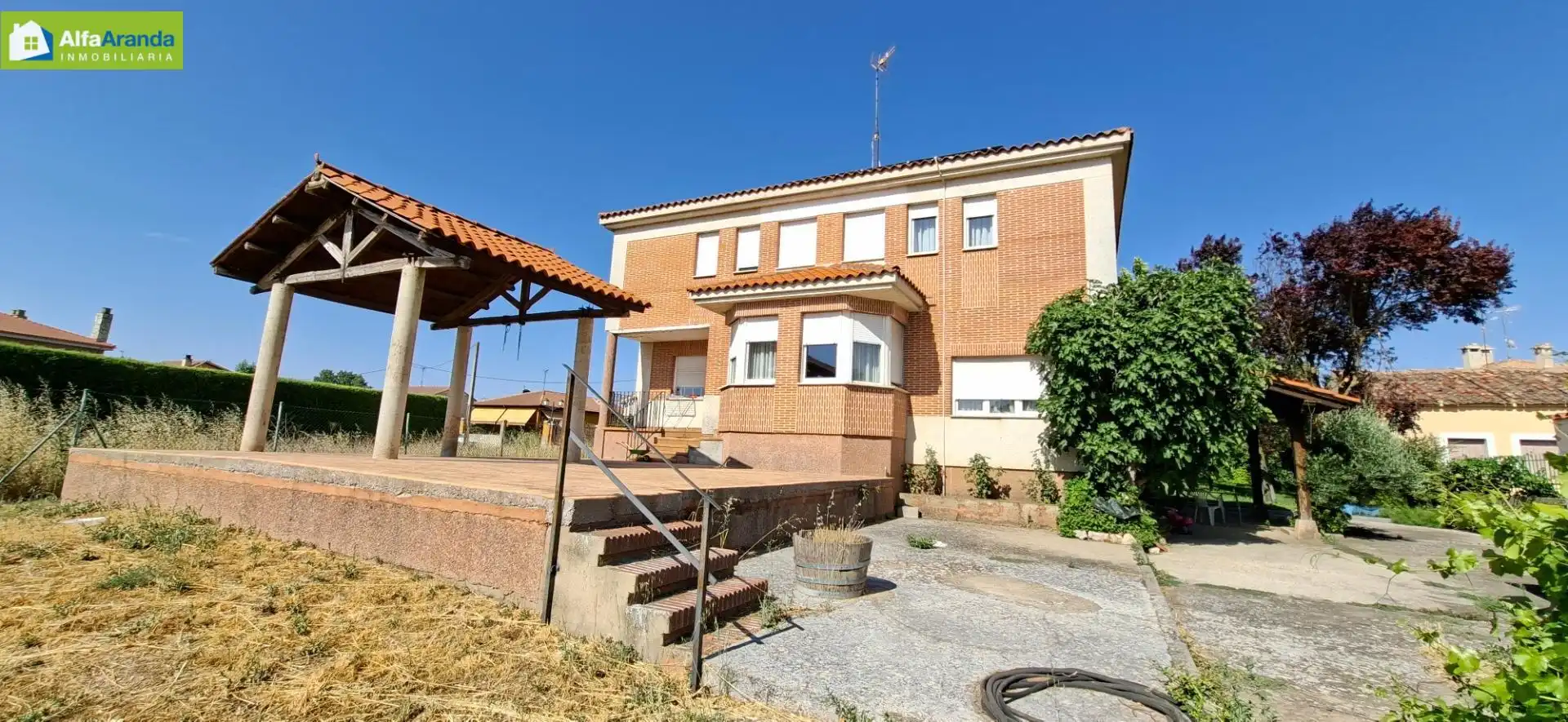 Vista exterior de Casa o xalet en venda en Fuentespina amb Calefacció, Jardí privat i Parquet