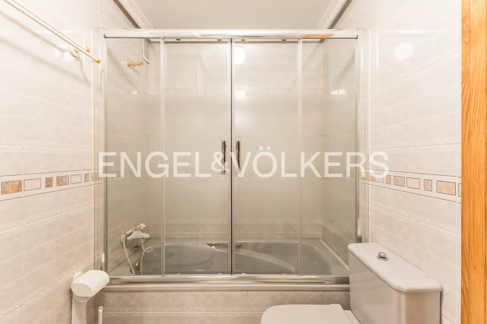 Baño de Piso en venta en Madrid con Aire acondicionado, Calefacción y Jardín privado