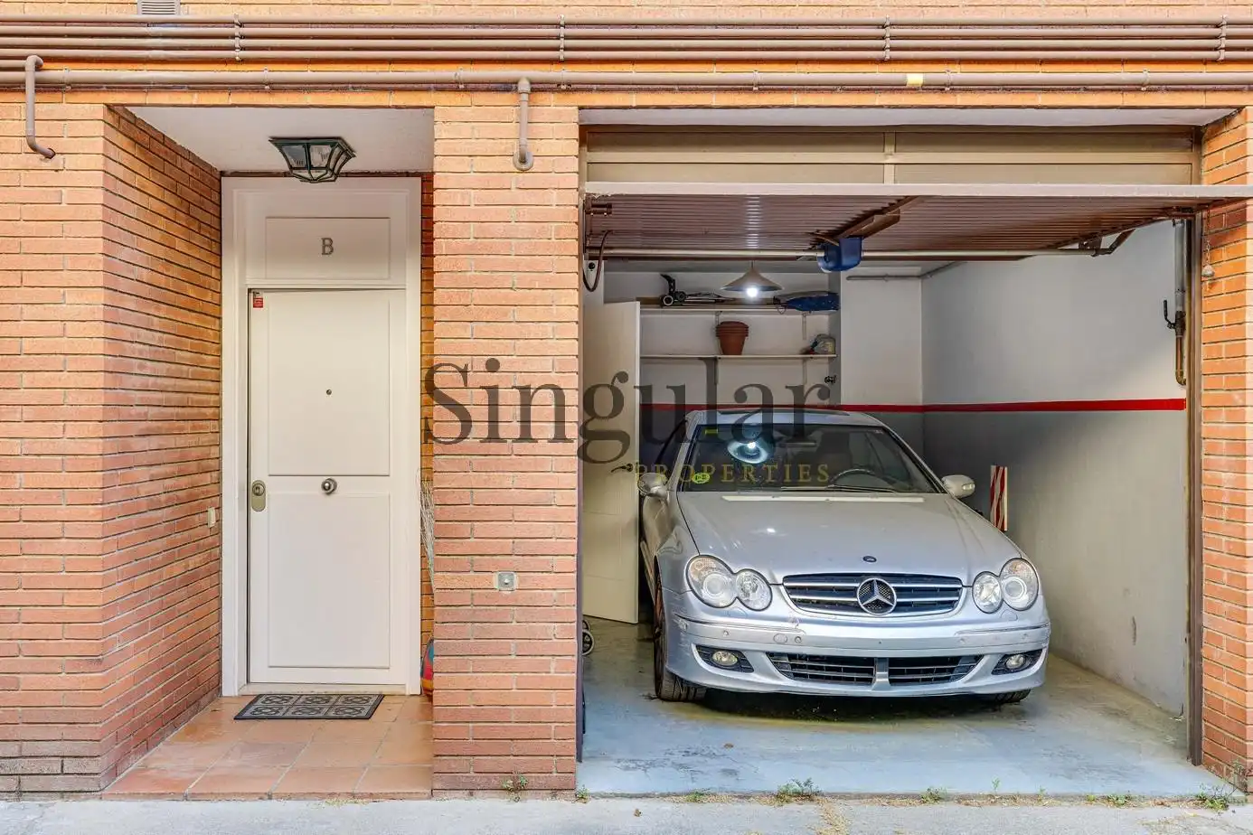 Parking de Casa adosada en venta en Barcelona con Aire acondicionado, Calefacción y Terraza