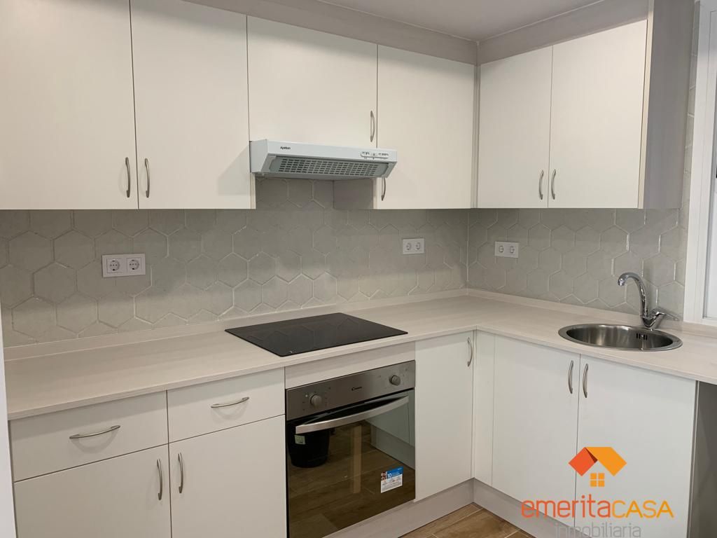 Cuina de Apartament de lloguer en Mérida amb Aire condicionat, Traster i Balcó