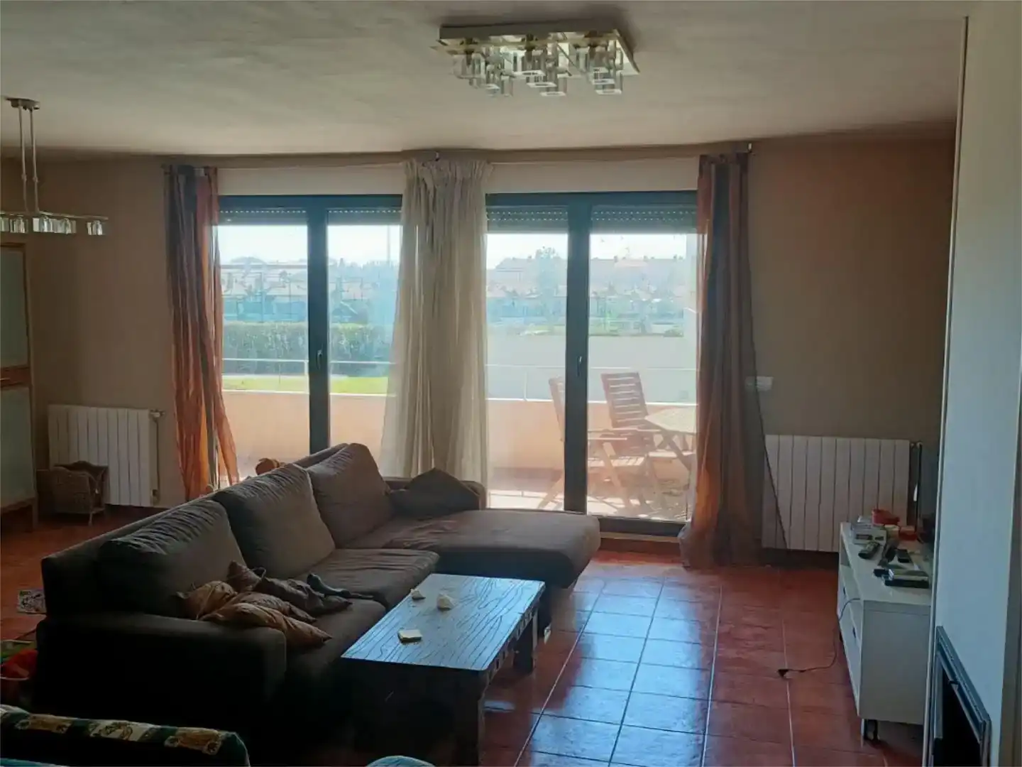 Sala d'estar de Casa adosada en venda en Valdefresno
