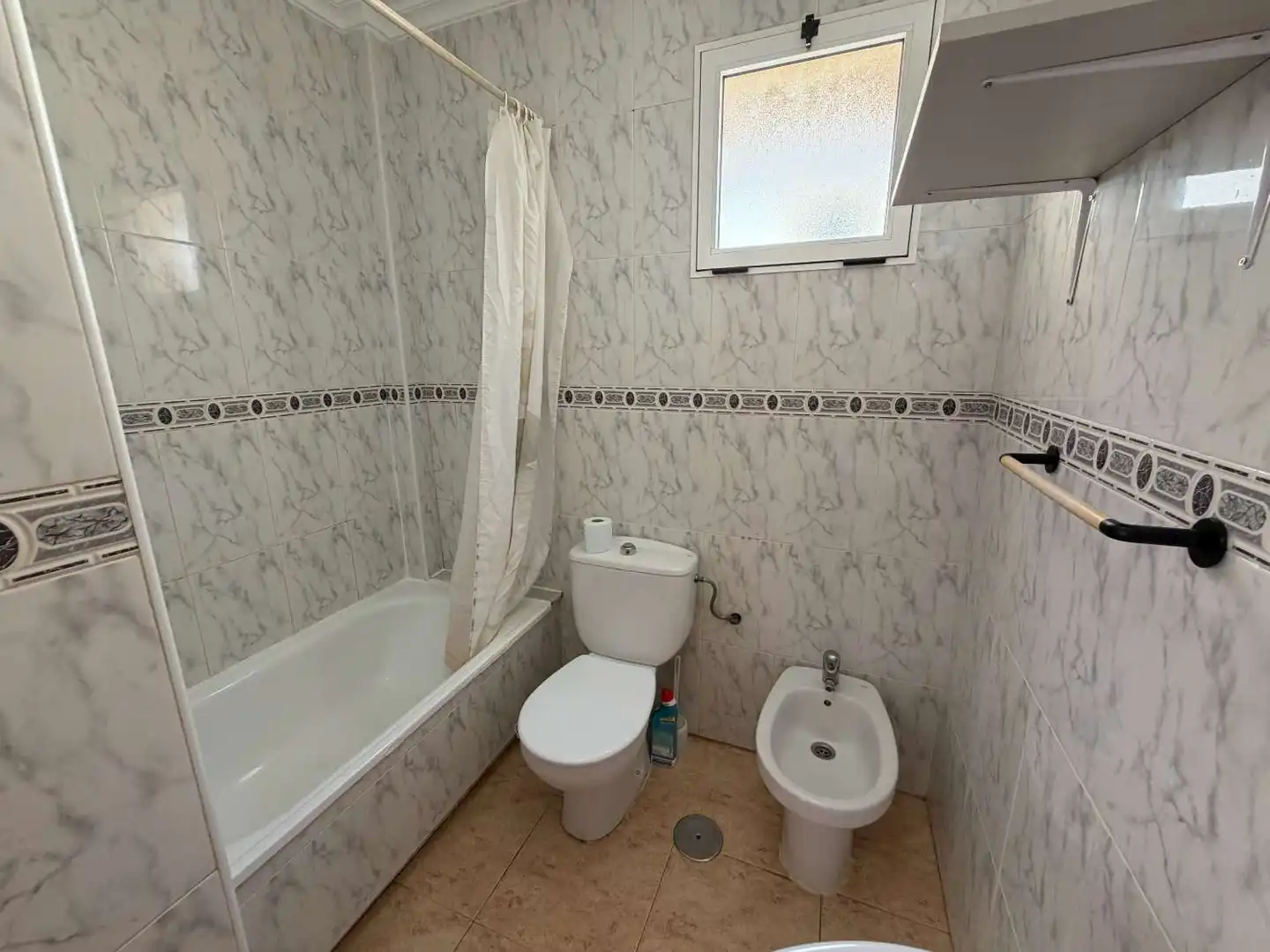 Baño de Apartamento en venta en Orihuela con Piscina y Amueblado
