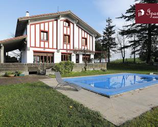 Vista exterior de Casa o xalet en venda en Irun  amb Terrassa, Piscina i Balcó