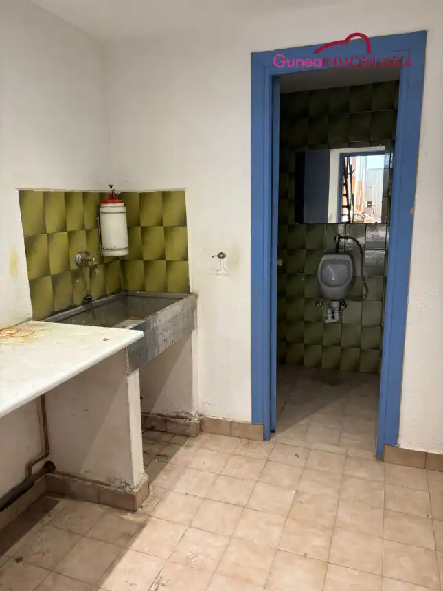 Badezimmer von Fabrikhallen zum Verkauf in Oiartzun