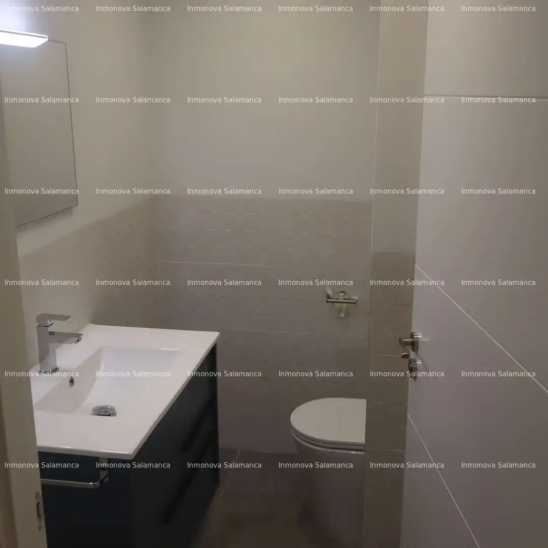 Bathroom of Flat for share in Salamanca  with Heating and Furnished