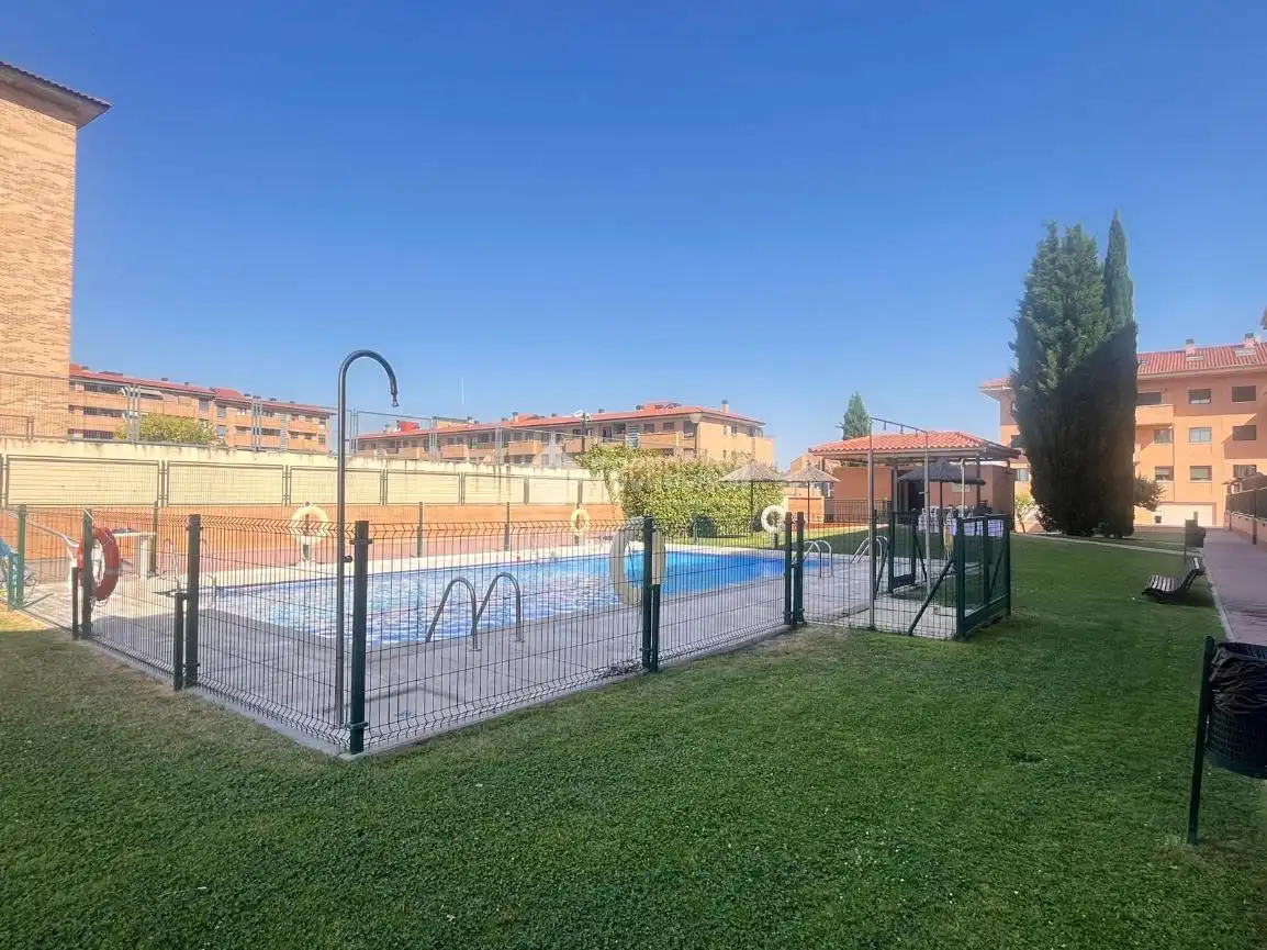 Piscina de Piso en venta en Navalcarnero con Aire acondicionado, Calefacción y Parquet