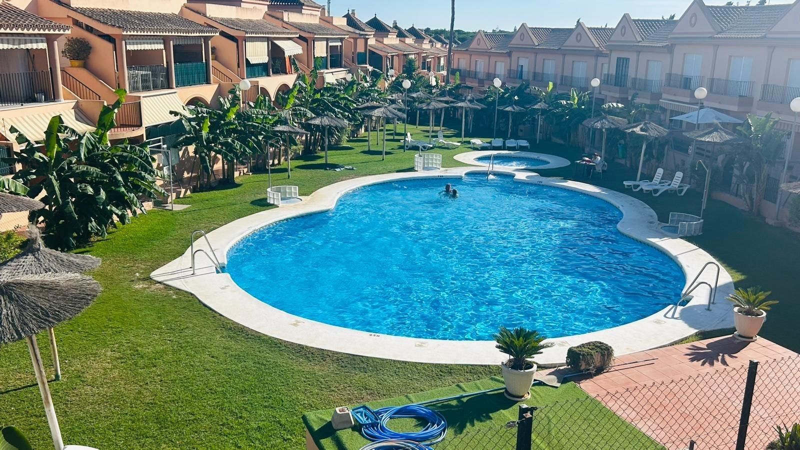 Piscina de Casa adosada en venda en Chiclana de la Frontera amb Terrassa, Balcó i Piscina comunitària