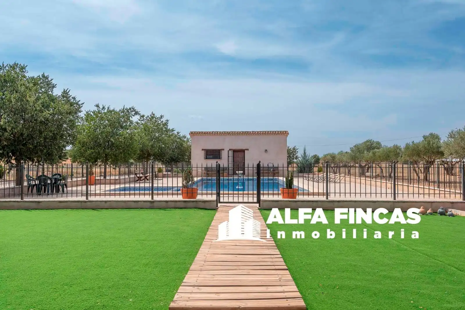 Vista exterior de Casa o chalet en venta en Vara de Rey con Calefacción, Terraza y Piscina
