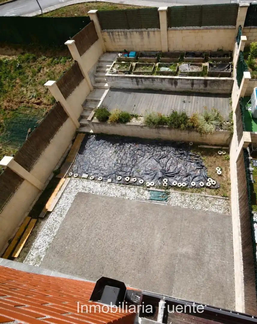 Aparcament de Casa adosada en venda en Sopuerta amb Calefacció, Jardí privat i Terrassa