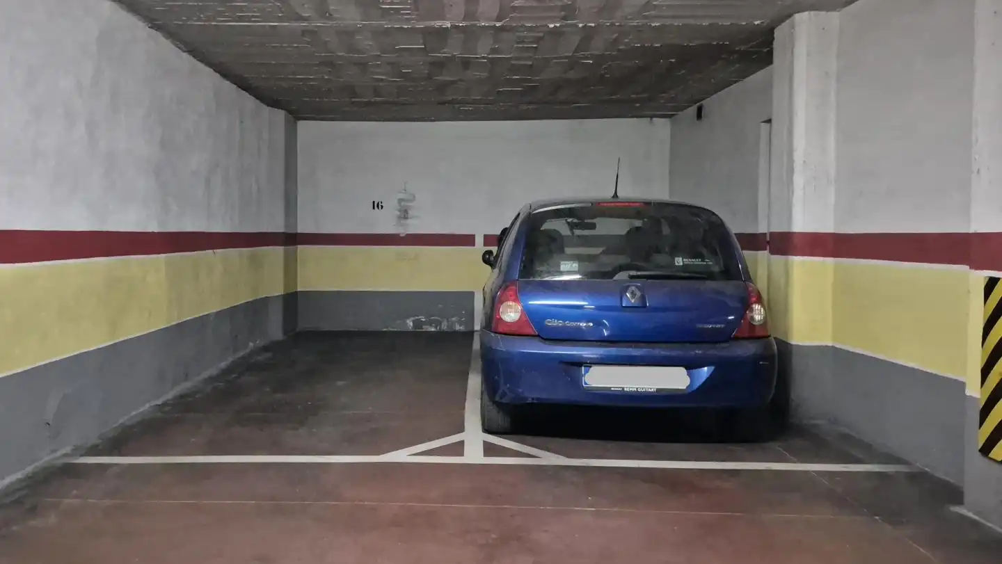 Parking de Piso en venta en Terrassa con Calefacción y Balcón