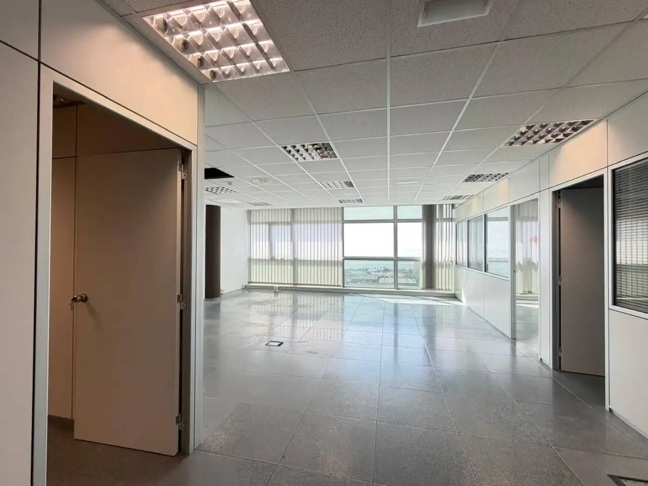 Büro zur Miete in Badalona mit Klimaanlage, Heizung und Alarm