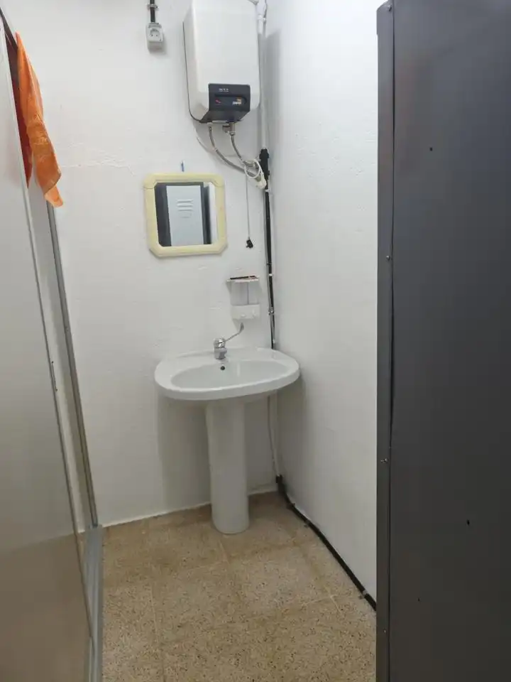 Badezimmer von Fabrikhallen zum Verkauf in Serradilla