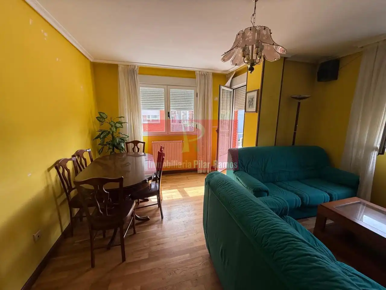 Sala d'estar de Pis en venda en León Capital  amb Calefacció, Parquet i Terrassa