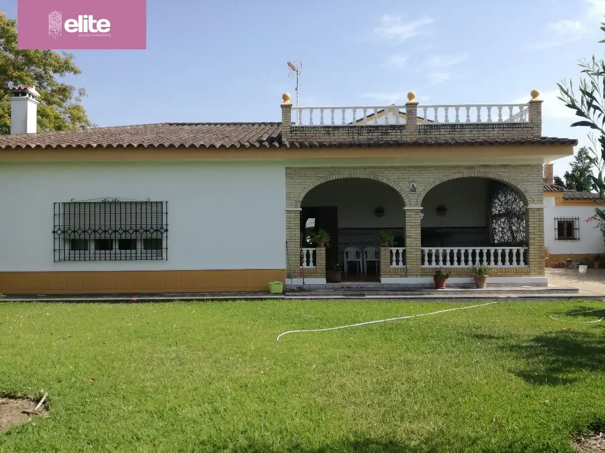 Chalet con jardín en venta en Arcos de la Frontera