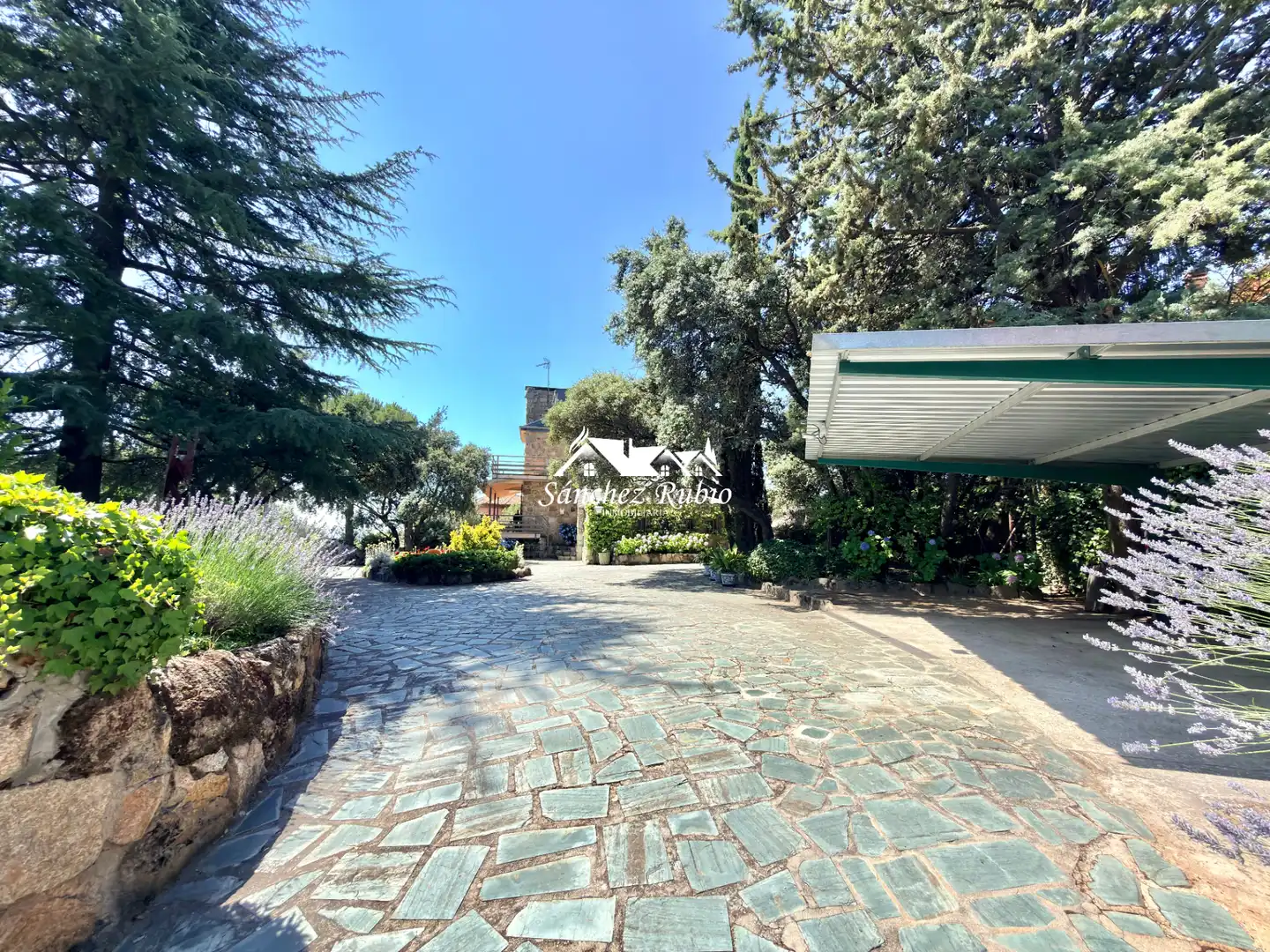 Vista exterior de Casa o xalet en venda en Torrelodones amb Calefacció, Jardí privat i Parquet