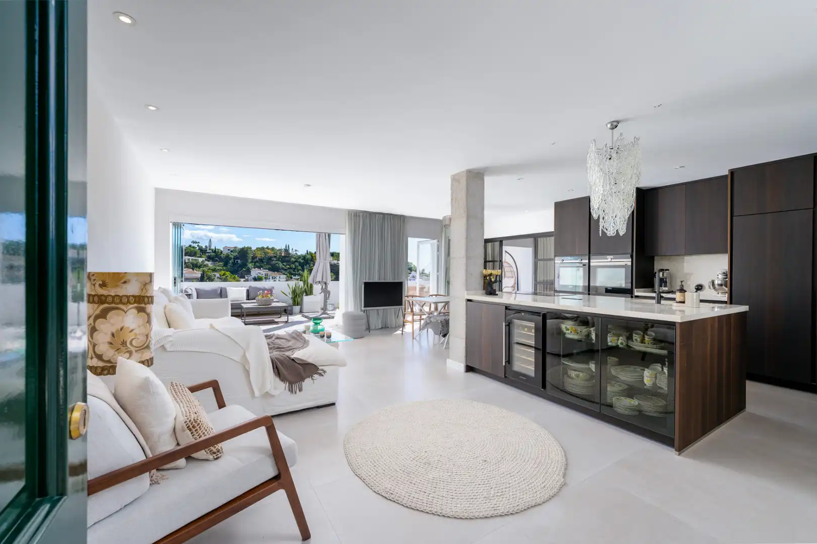 Sala de estar de Ático en venta en Benahavís con Aire acondicionado, Terraza y Piscina