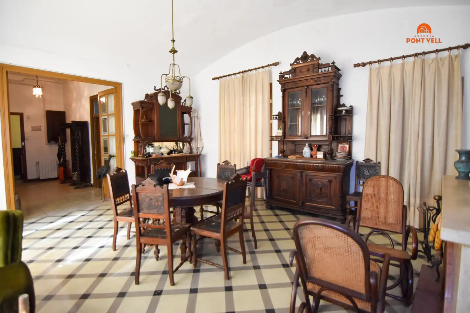 Casa rústica con terraza en venta en La Bisbal d'Empordà, imagen 2