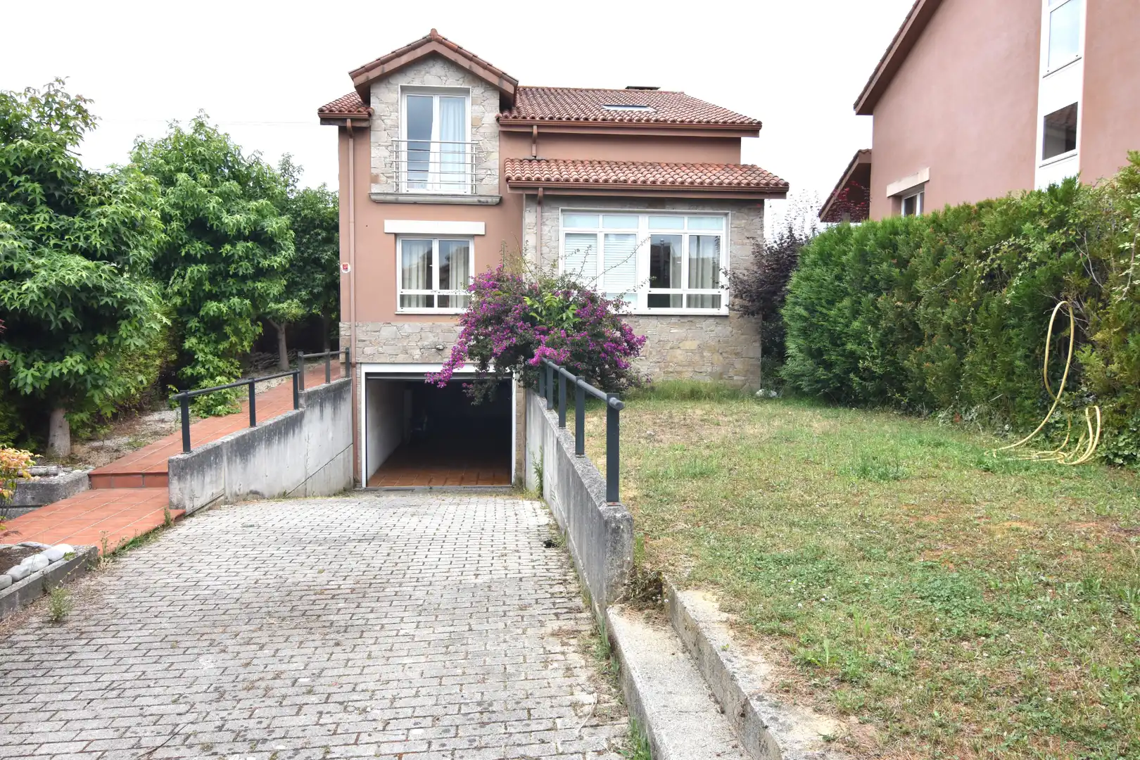 Vista exterior de Casa o chalet en venta en Miño con Calefacción, Jardín privado y Parquet