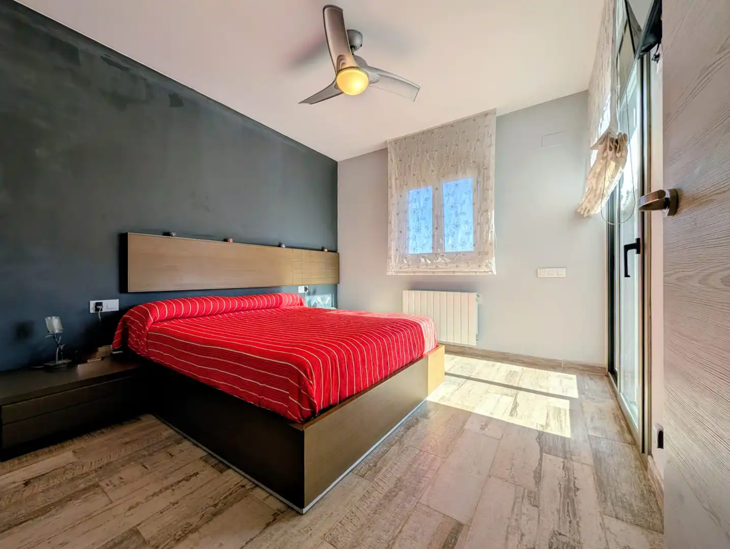 Habitación de Casa adosada en venta en Badalona con Parquet, Terraza y Trastero
