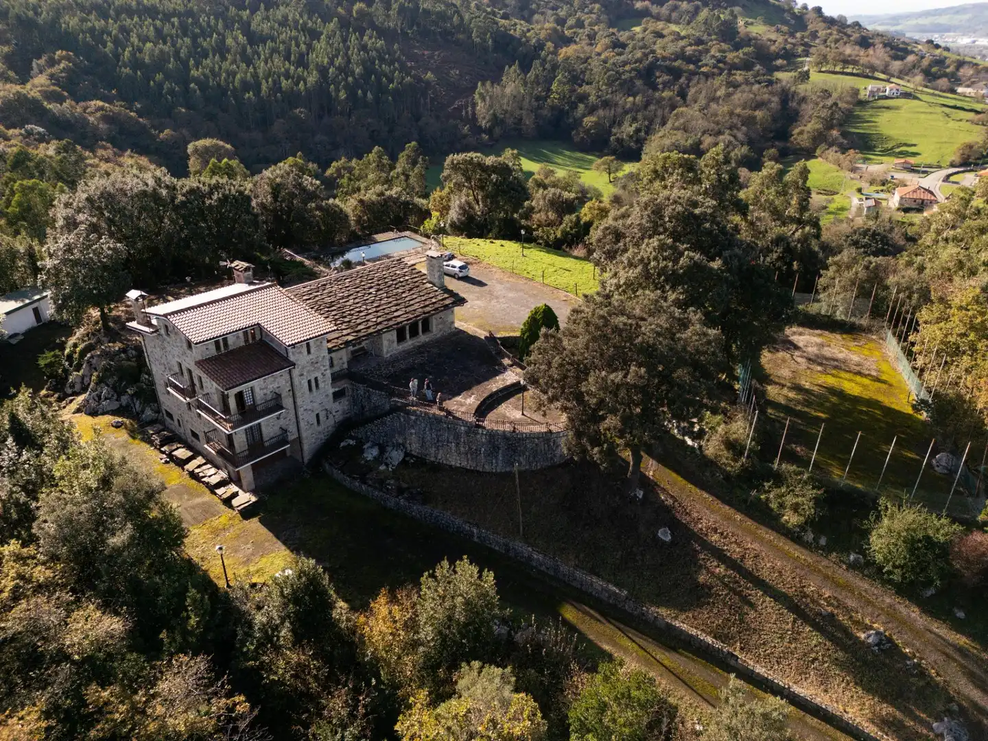 Vista exterior de Casa o xalet en venda en Villaescusa (Cantabria) amb Calefacció, Jardí privat i Terrassa