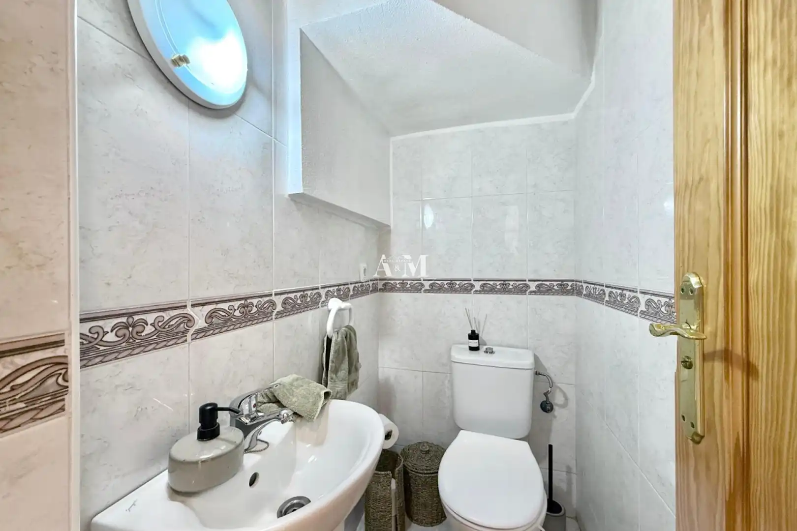 Baño de Casa adosada de alquiler en Torrevieja con Aire acondicionado, Jardín privado y Terraza