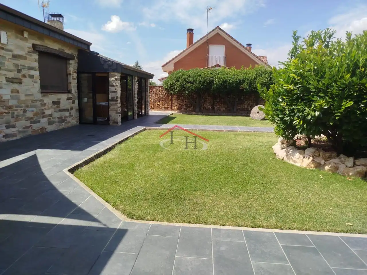 Terrassa de Casa o xalet en venda en Villadangos del Páramo amb Calefacció, Jardí privat i Piscina