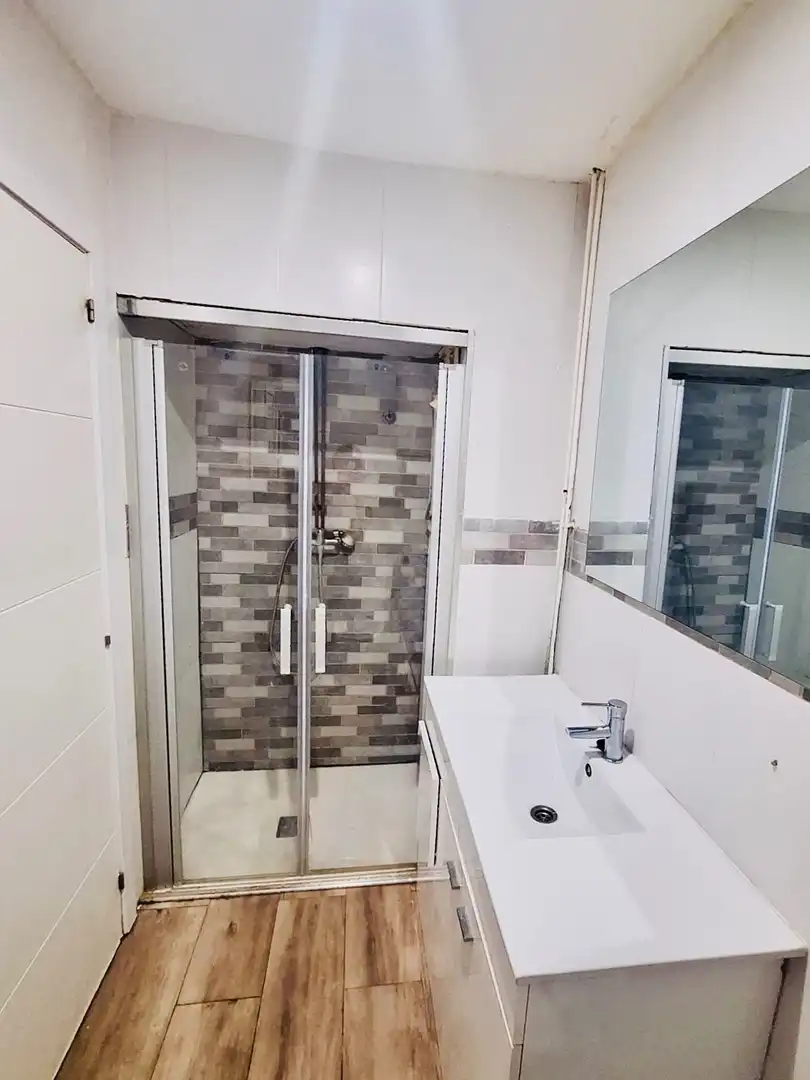Badezimmer von Wohnung zum Verkauf in Castelldefels mit Heizung und Privatgarten