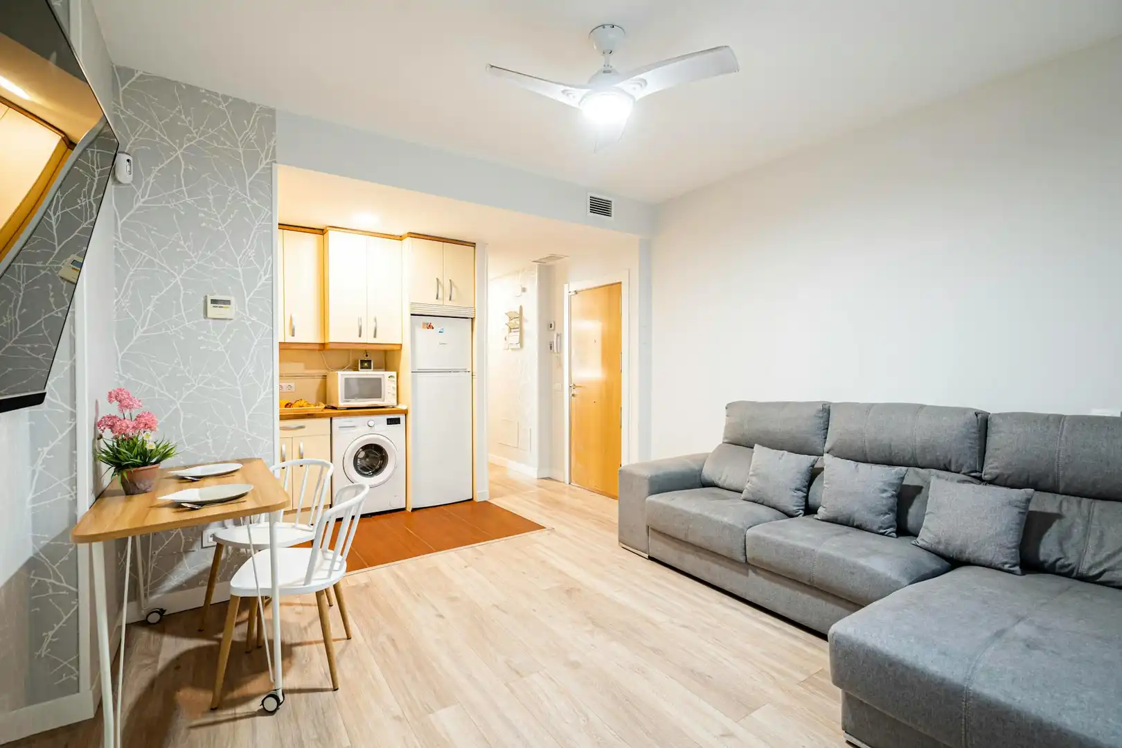 Living room of Flat for rent in Madrid  with Air Conditioner, Heating and Furnished