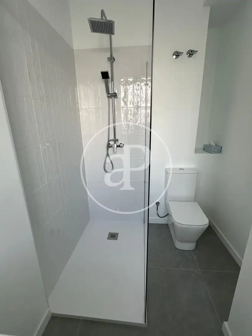 Badezimmer von Wohnung zur Miete in Valencia mit Klimaanlage, Heizung und Terrasse