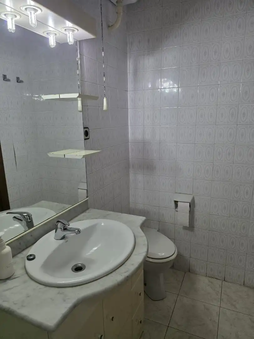 Bany de Pis en venda en L'Hospitalet de Llobregat amb Aire condicionat, Parquet i Traster