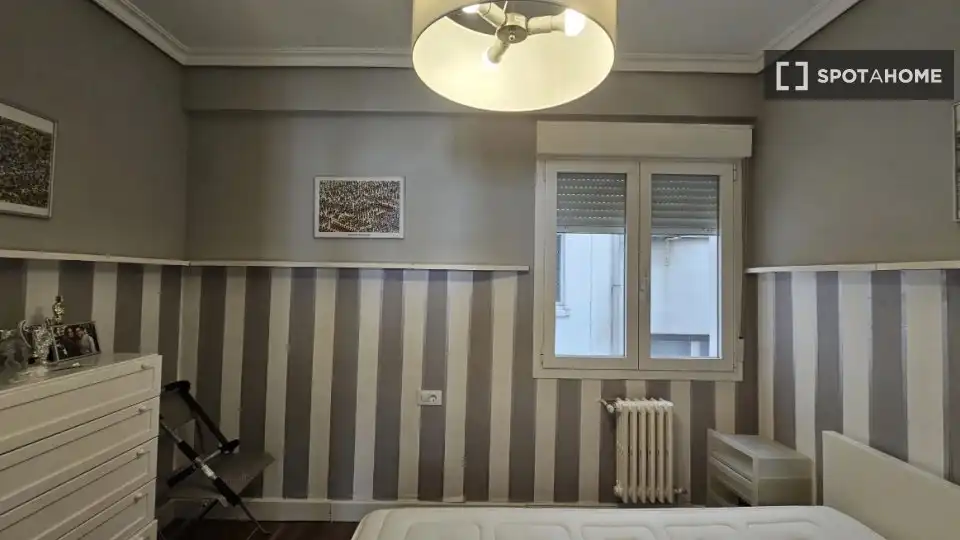 Dormitori de Apartament per a compartir en  Pamplona / Iruña amb Aire condicionat, Terrassa i Moblat