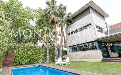 Exterior view of Single-family semi-detached for sale in  Barcelona Capital  with Air Conditioner, Terrace and Swimming Pool