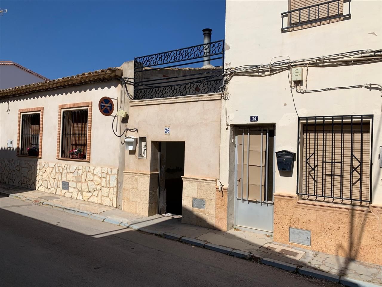 Vista exterior de Casa adosada en venda en San Clemente amb Terrassa