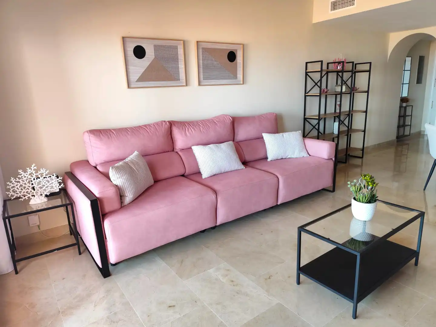 Sala d'estar de Apartament en venda en Manilva amb Aire condicionat, Terrassa i Piscina