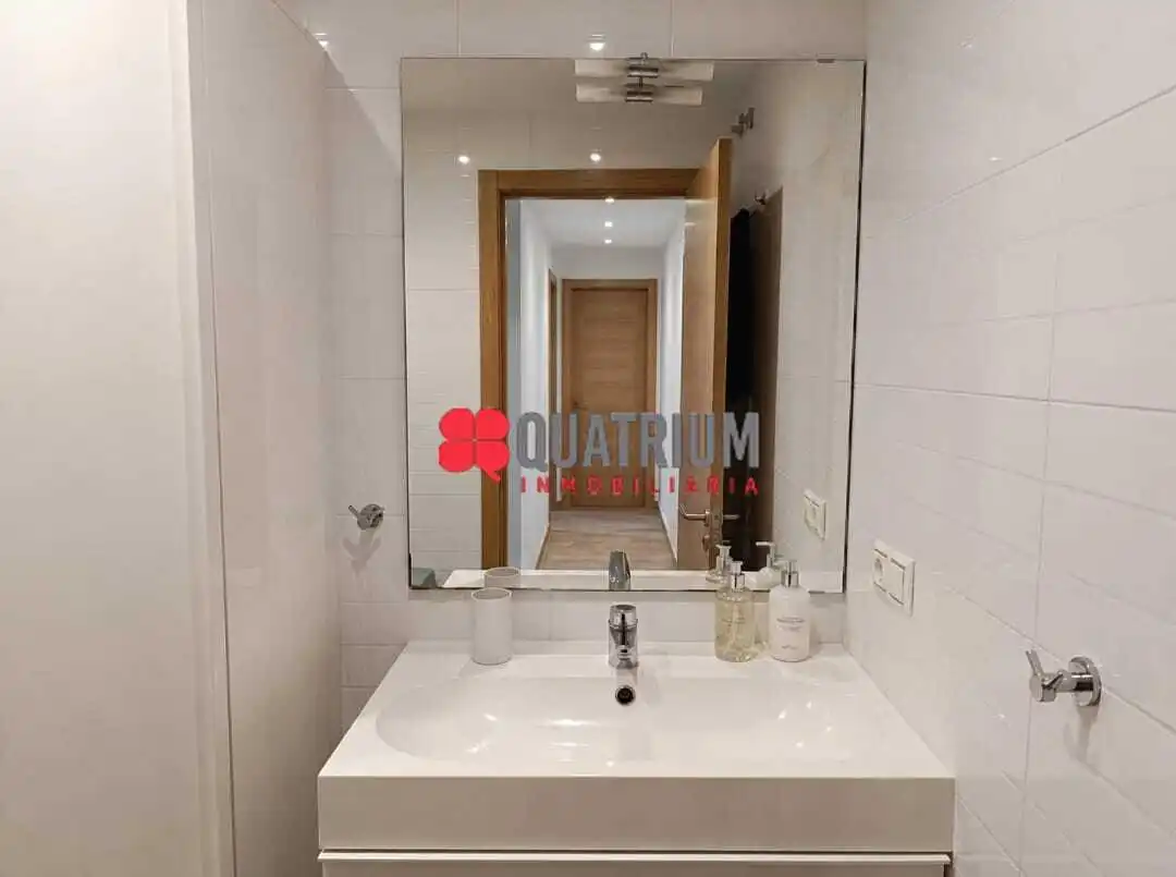 Bathroom of Flat for rent in Santiago de Compostela   with Heating and Furnished