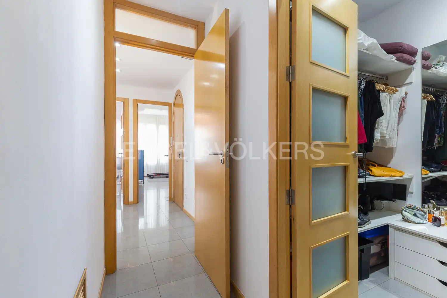 Flat for sale in Valencia  with Air Conditioner, Heating and Furnished