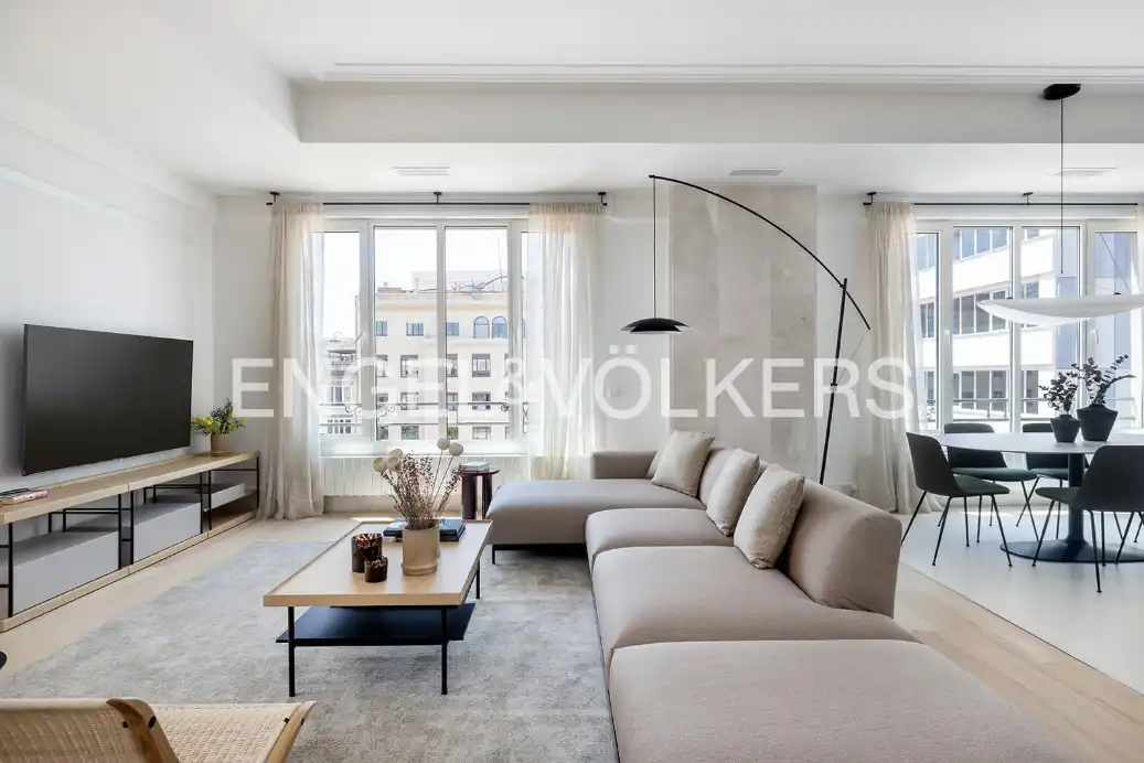 Flat with terrace to rent in Eixample