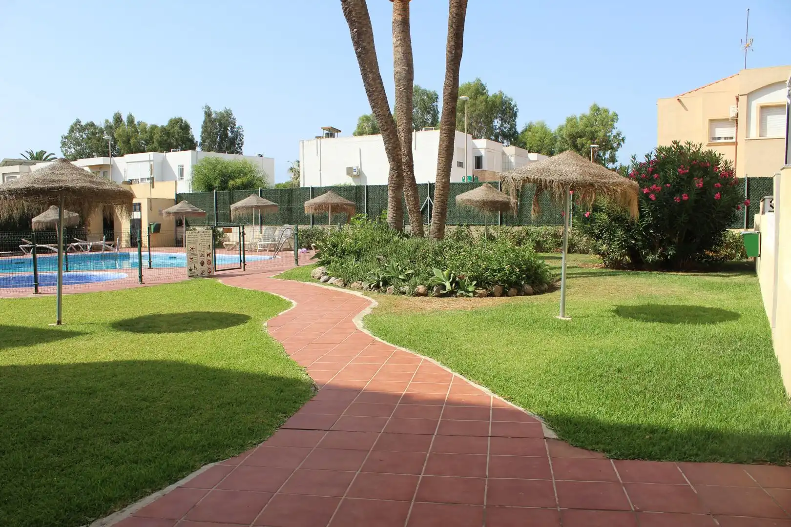 Piscina de Apartamento en venta en Roquetas de Mar con Aire acondicionado, Jardín privado y Piscina