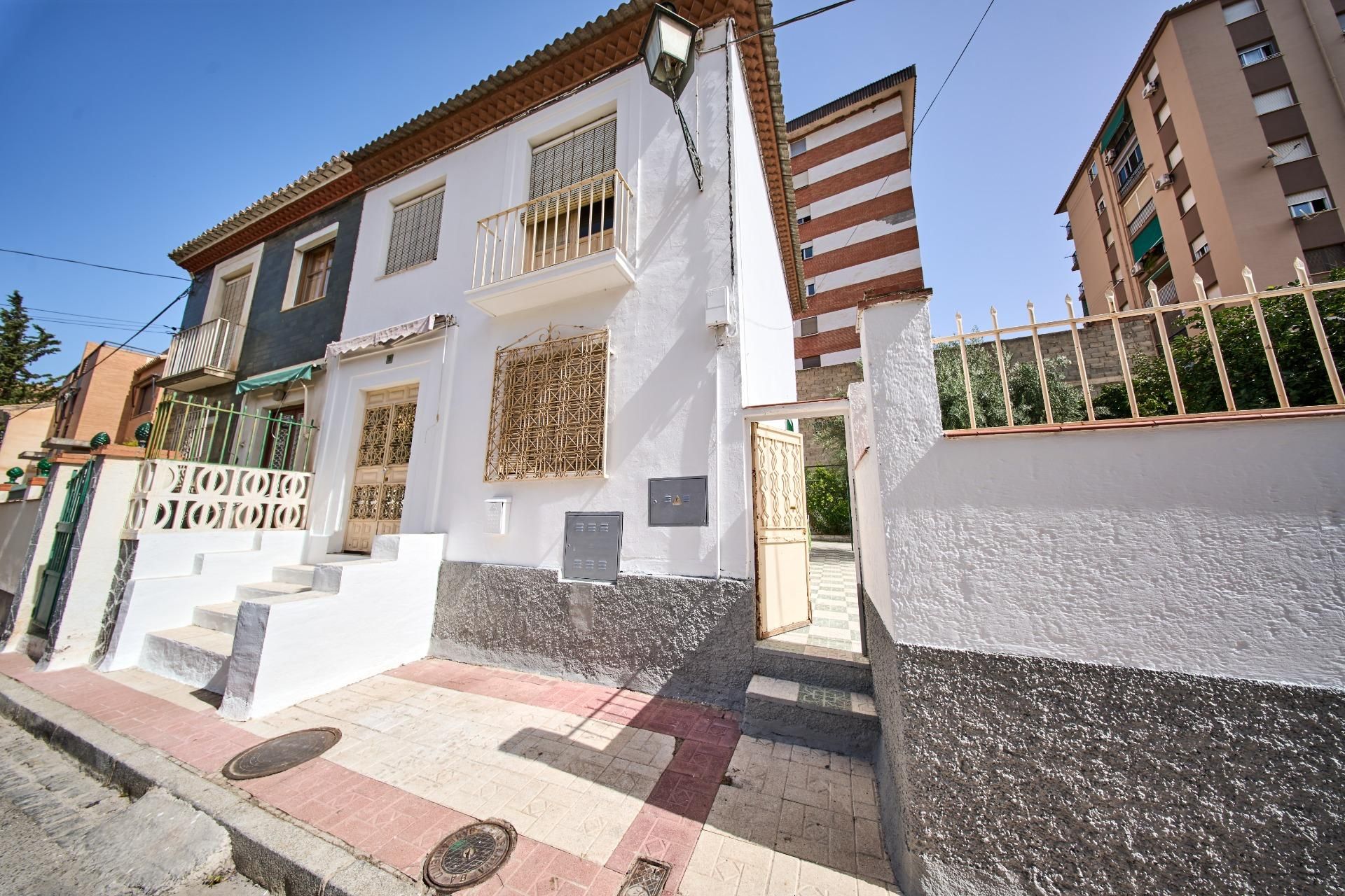 Exterior view of Single-family semi-detached for sale in  Granada Capital  with Private garden, Terrace and Storage room
