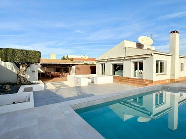 Detached house with pool for sale in Calle BENIXEMBLA