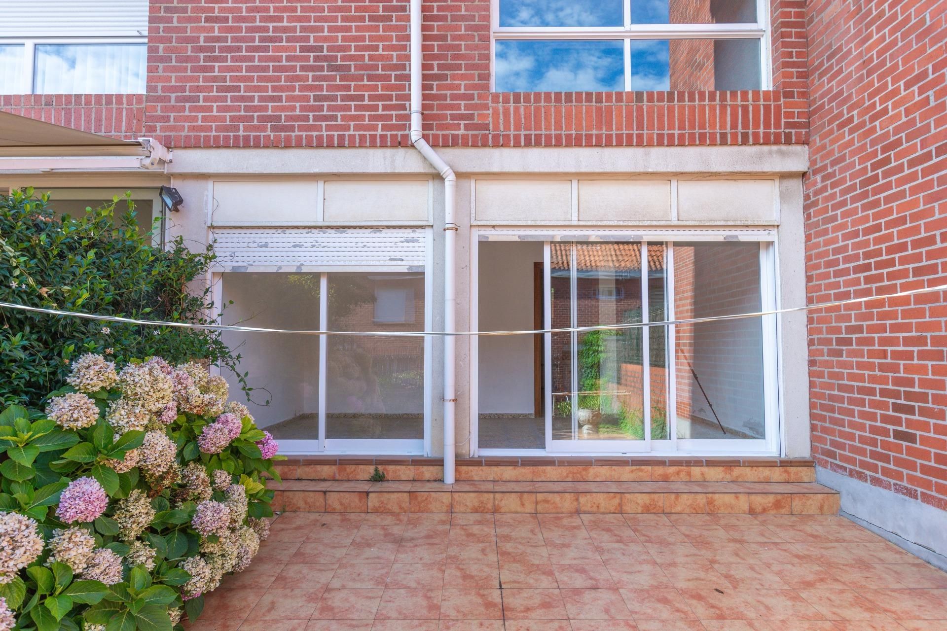 Vista exterior de Casa adosada en venta en Santander con Calefacción, Jardín privado y Parquet
