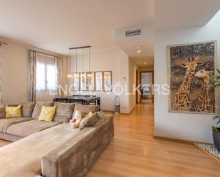 Sala d'estar de Dúplex en venda en Molins de Rei amb Aire condicionat, Calefacció i Parquet