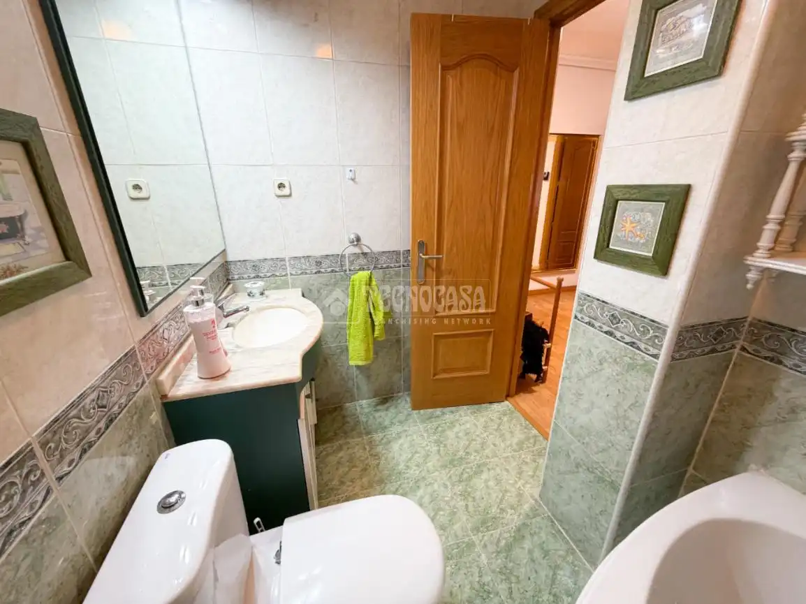 Bathroom of Flat for sale in Collado Villalba  with Air Conditioner, Heating and Parquet flooring