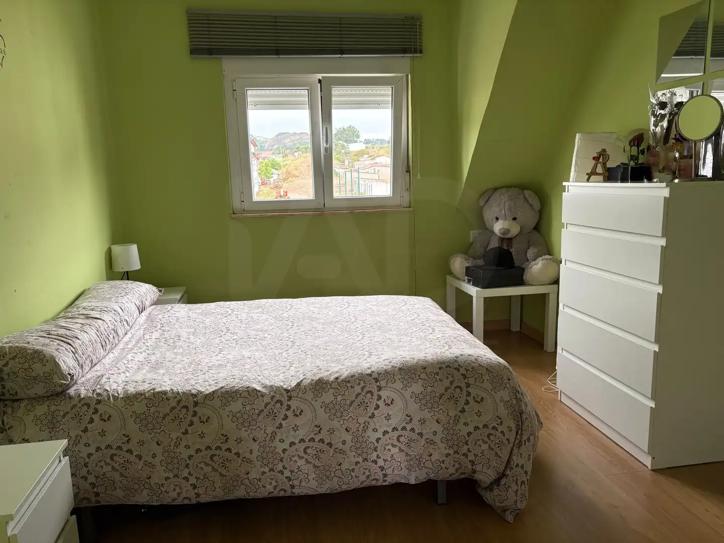 Schlafzimmer von Dachboden zum Verkauf in Sabero mit Heizung