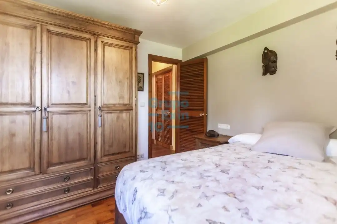 Dormitori de Casa o xalet en venda en Irun  amb Calefacció i Jardí privat