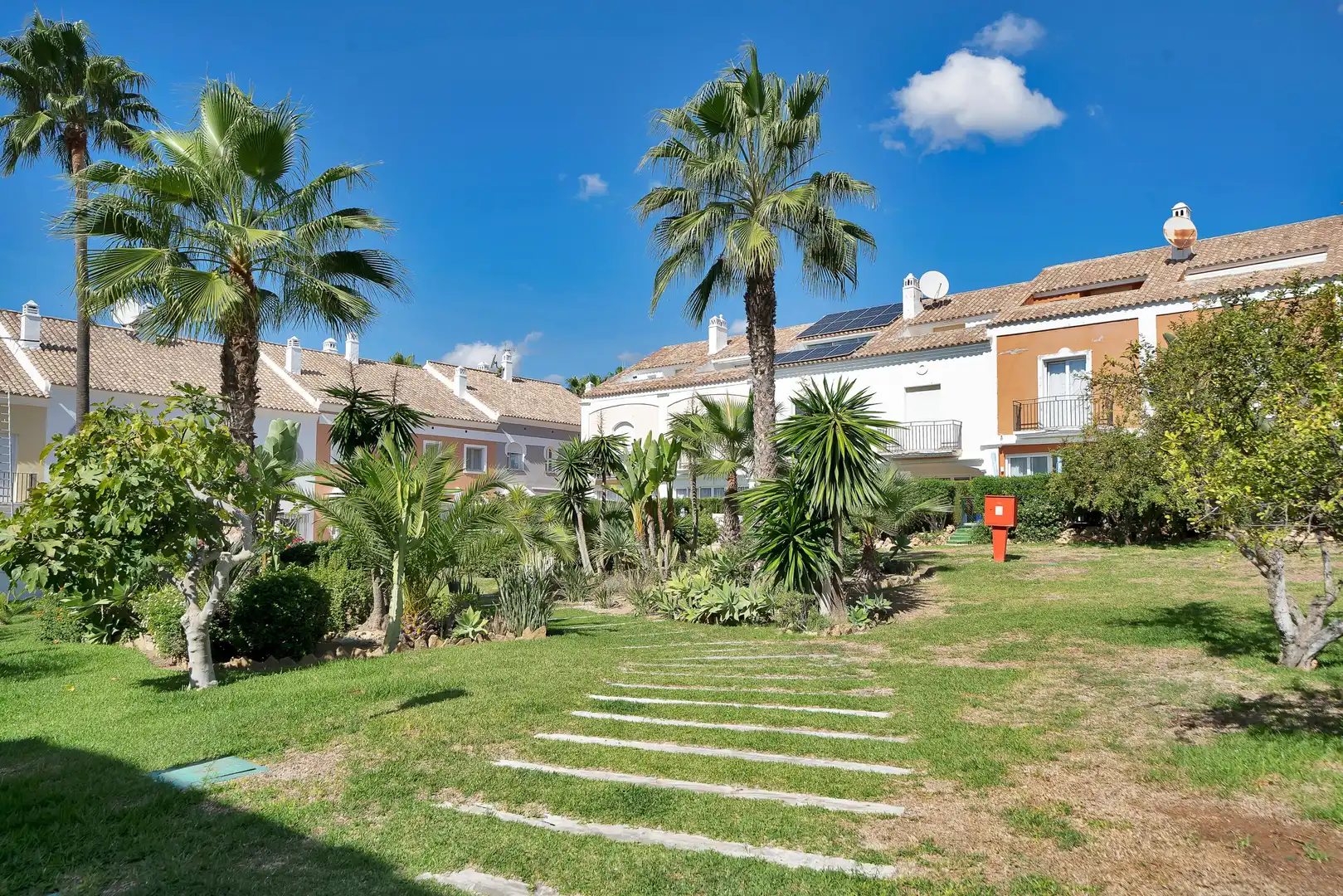 Jardín de Casa adosada en venta en Marbella con Jardín privado, Alarma y Piscina comunitaria